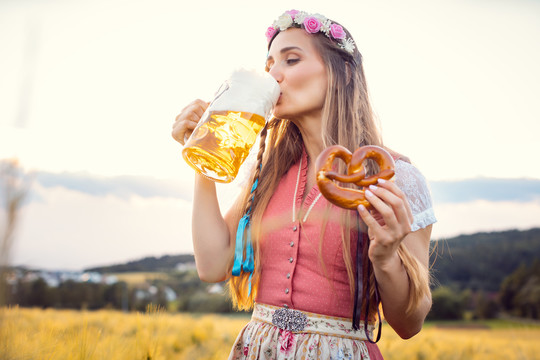 巴伐利亚州一名穿着传统服装、喜欢喝啤酒的妇女