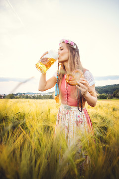 巴伐利亚州一名穿着传统服装、喜欢喝啤酒的妇女