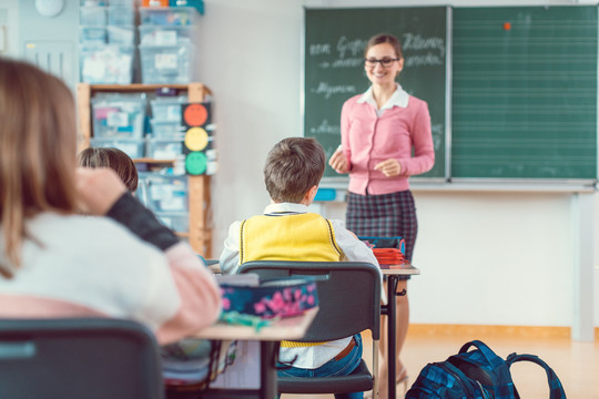 班上的学生都举手示意老师回答问题