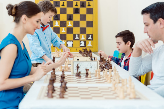 一家人在比赛室下棋学习游戏