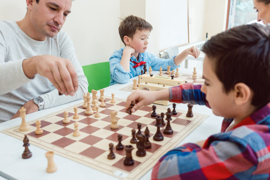 象棋学校的人在学习象棋