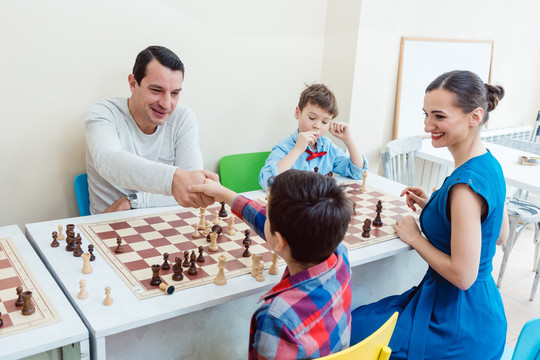 象棋学校的人在学习象棋