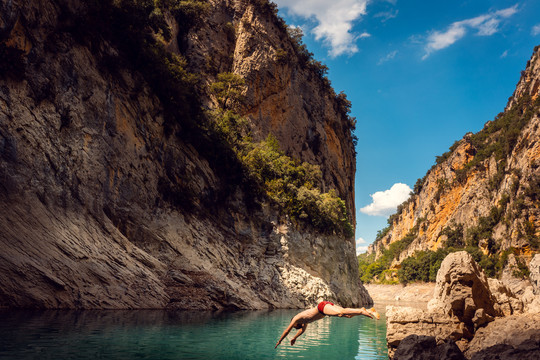 炎热的一天，一名男子跳入比利牛斯山脉峡谷的水里