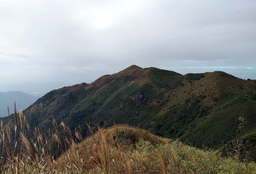 初秋的山峰山峦