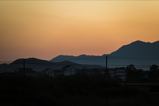山间夕阳