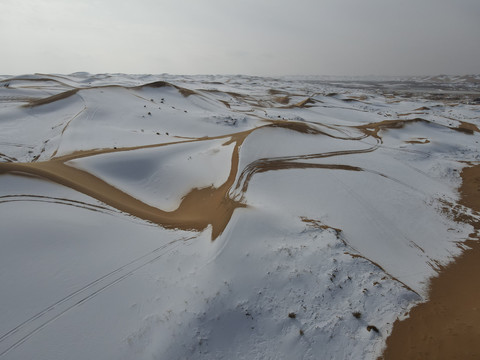 冬季雪后的腾格里沙漠