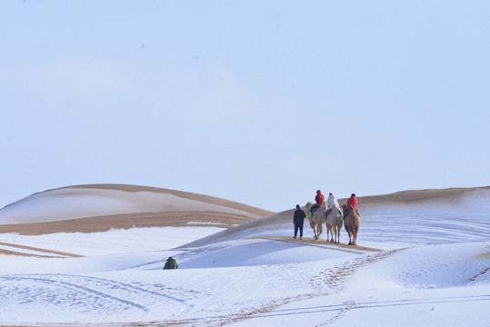 冬季雪后的腾格里沙漠