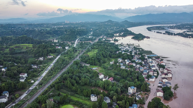 洪水中的上游村