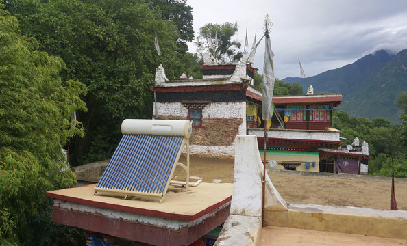 四川丹巴藏寨房顶的太阳能热水器