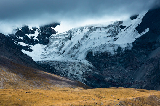 西藏高原雪山