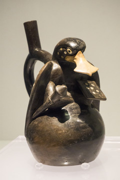 战士装扮的鸭子形黑陶瓶