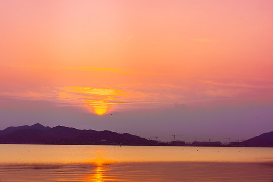 湖山日落