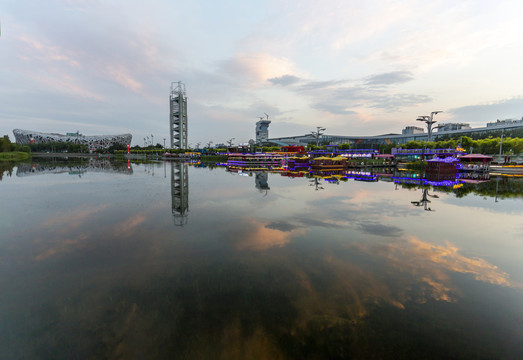 日落彩霞中的北京市玲珑塔和鸟巢