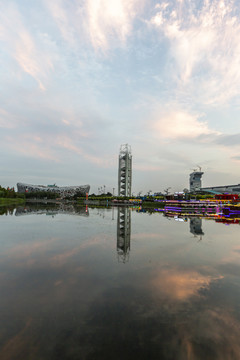 晚霞中的北京玲珑塔鸟巢