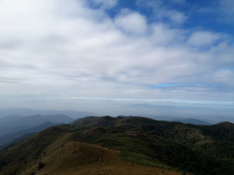 群山天空