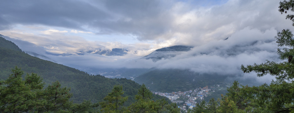 四川康定云雾缭绕山脉自然景观