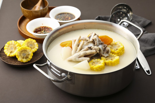 招牌豬軟骨雞腳湯
