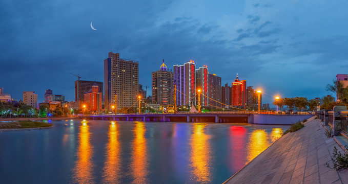 库尔勒市孔雀河夜景