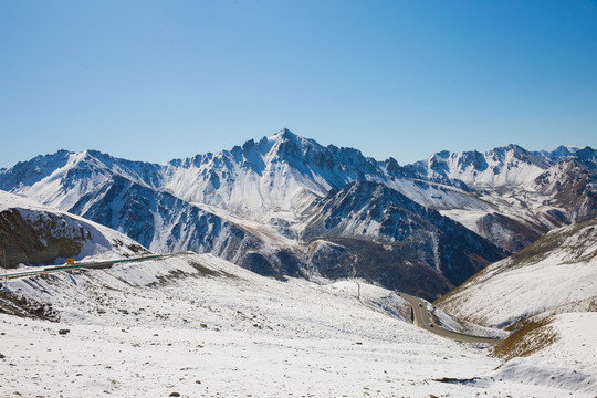 独库公路雪山