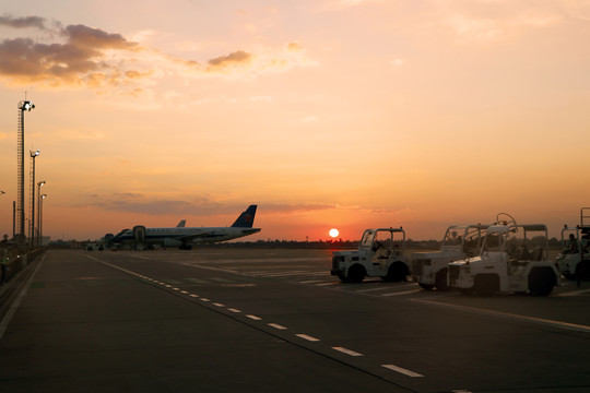 夕阳下的柬埔寨暹粒机场