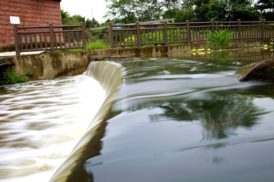 小河流水