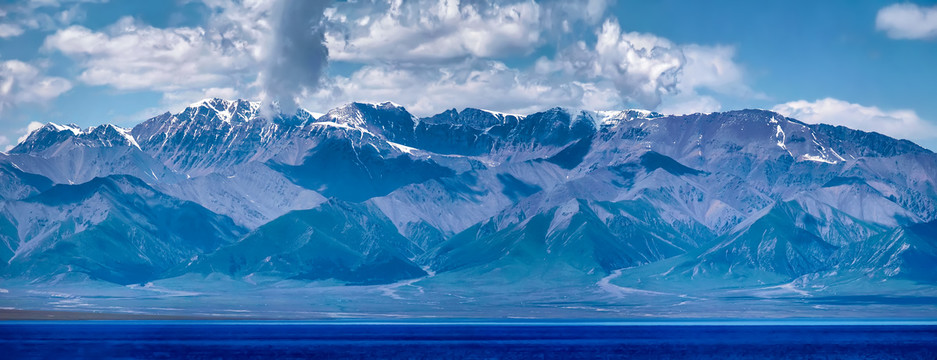 赛里木湖雪山