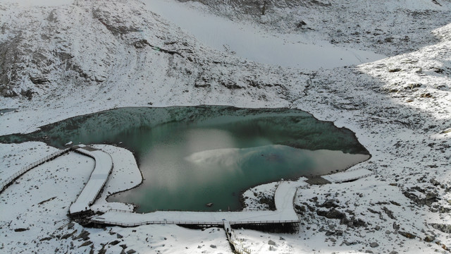 达古冰川山顶雪景