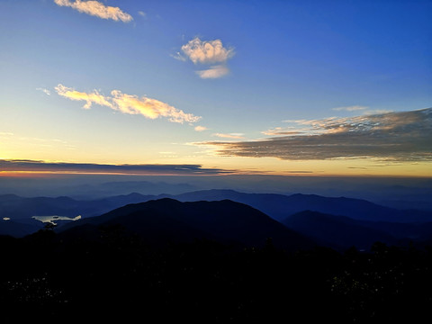 山顶夕阳云彩