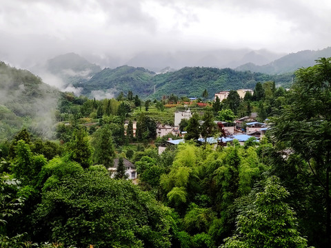 大山云雾飘渺人家