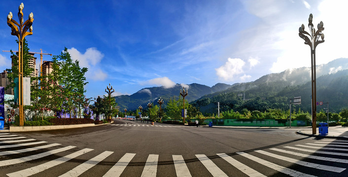 街道斑马线路口全景