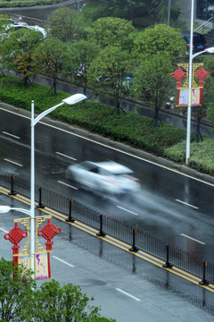 雨中飞驰