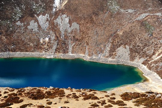 西藏喜马拉雅山脉中的碧蓝高原湖