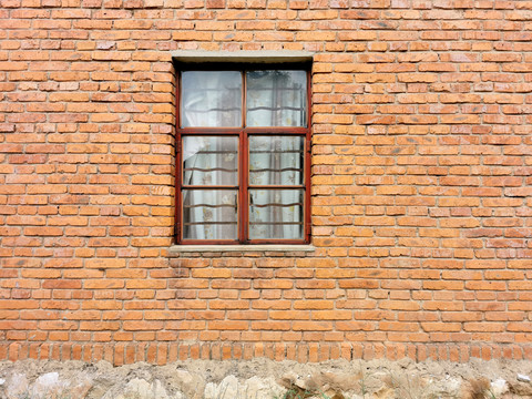 红砖墙铁窗子民居