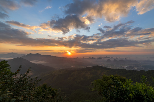 唯美山景日出