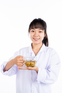 护士微笑端茶杯