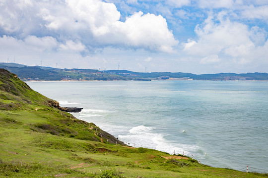 漳州海边云层草地大海海边浪花