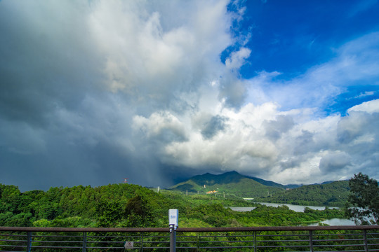 一边雨一边晴