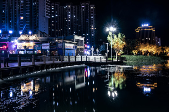 库尔勒孔雀河夜景