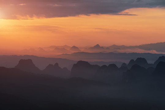 唯美水墨群山山景