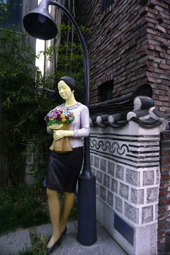 首尔三清洞文化街捧鲜花少女雕塑