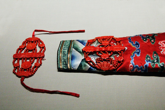 红色绣缎象牙璎珞佛衣袖子和饰品