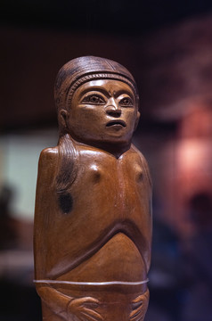 秘鲁彩色女子小雕像