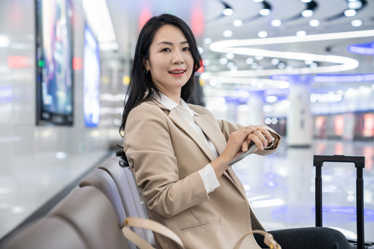 商務女士在機場休息