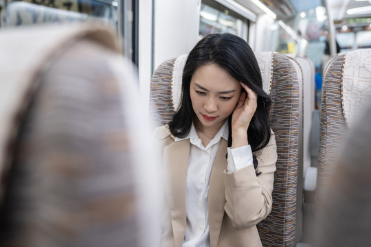 商务女士乘坐地铁按摩