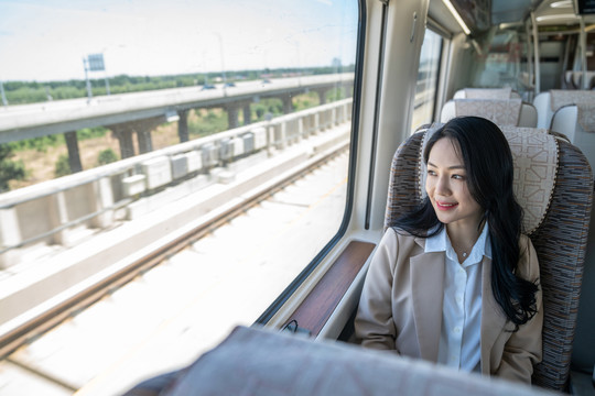 商务女士乘坐地铁