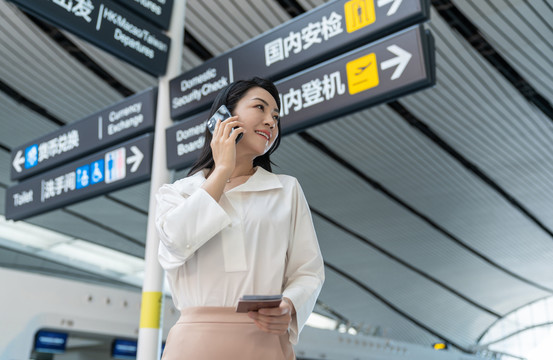 商务女士在机场打电话