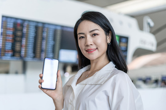 商务女士在机场展示手机