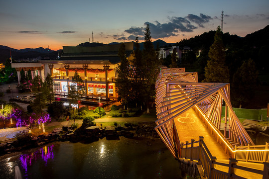 孽龙洞风景区夜景