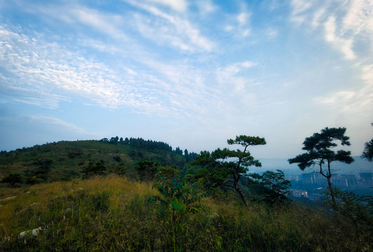 天空与山丘