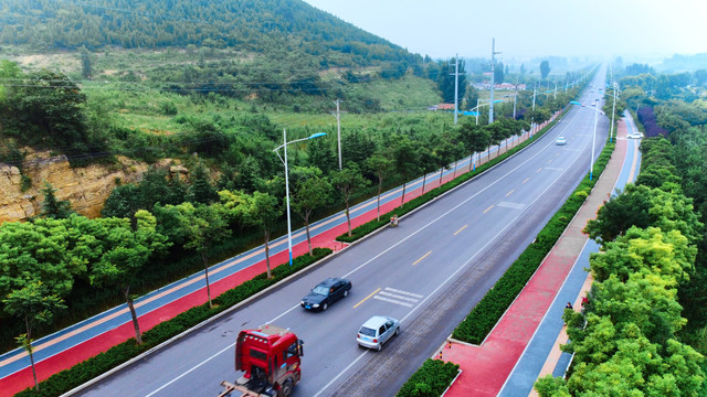 繁忙的省道公路